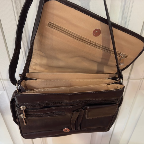 Cape Cod Leather Crossbody Bag - Picture 5 of 7